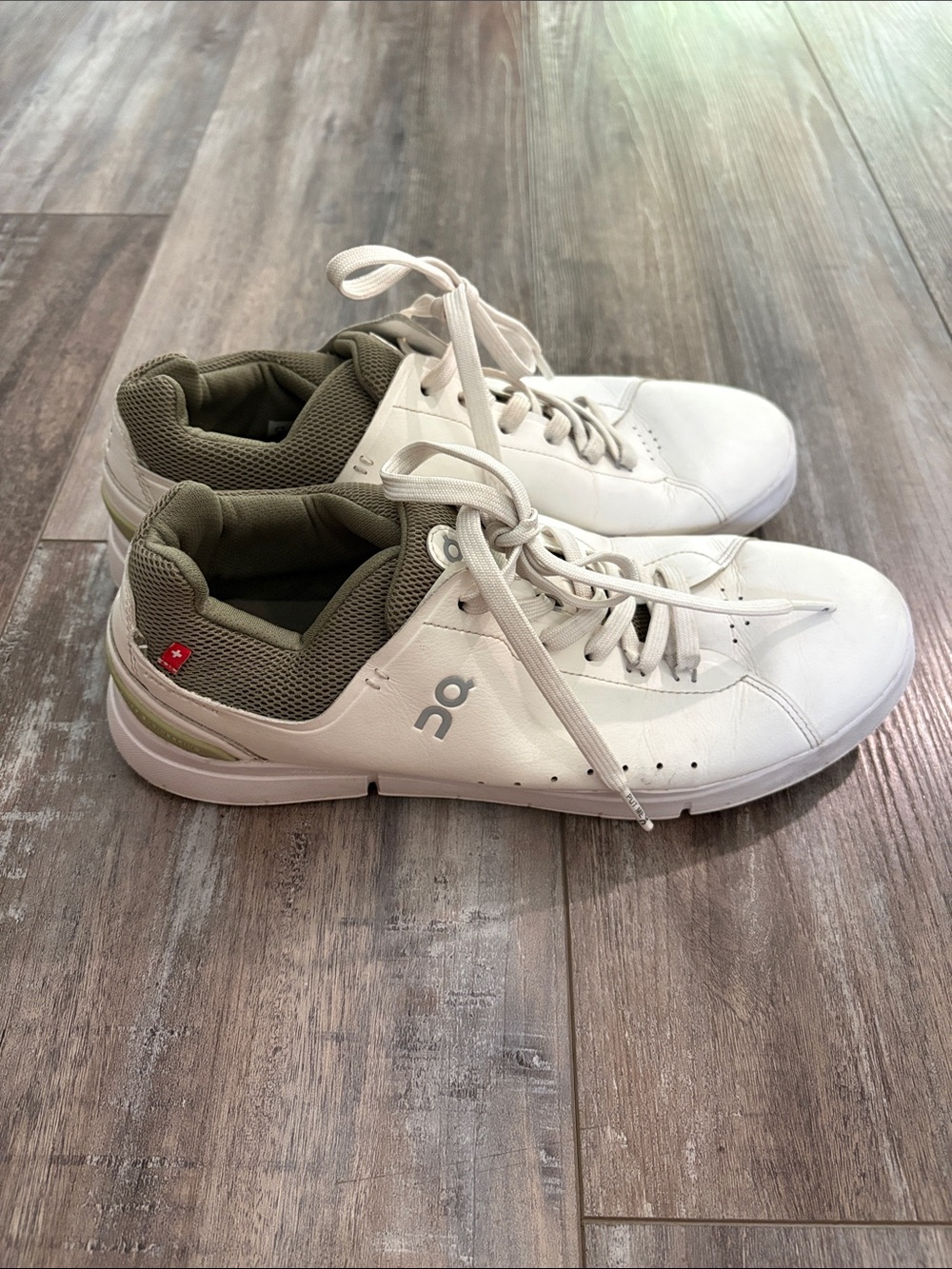 On Running Roger Sneaker